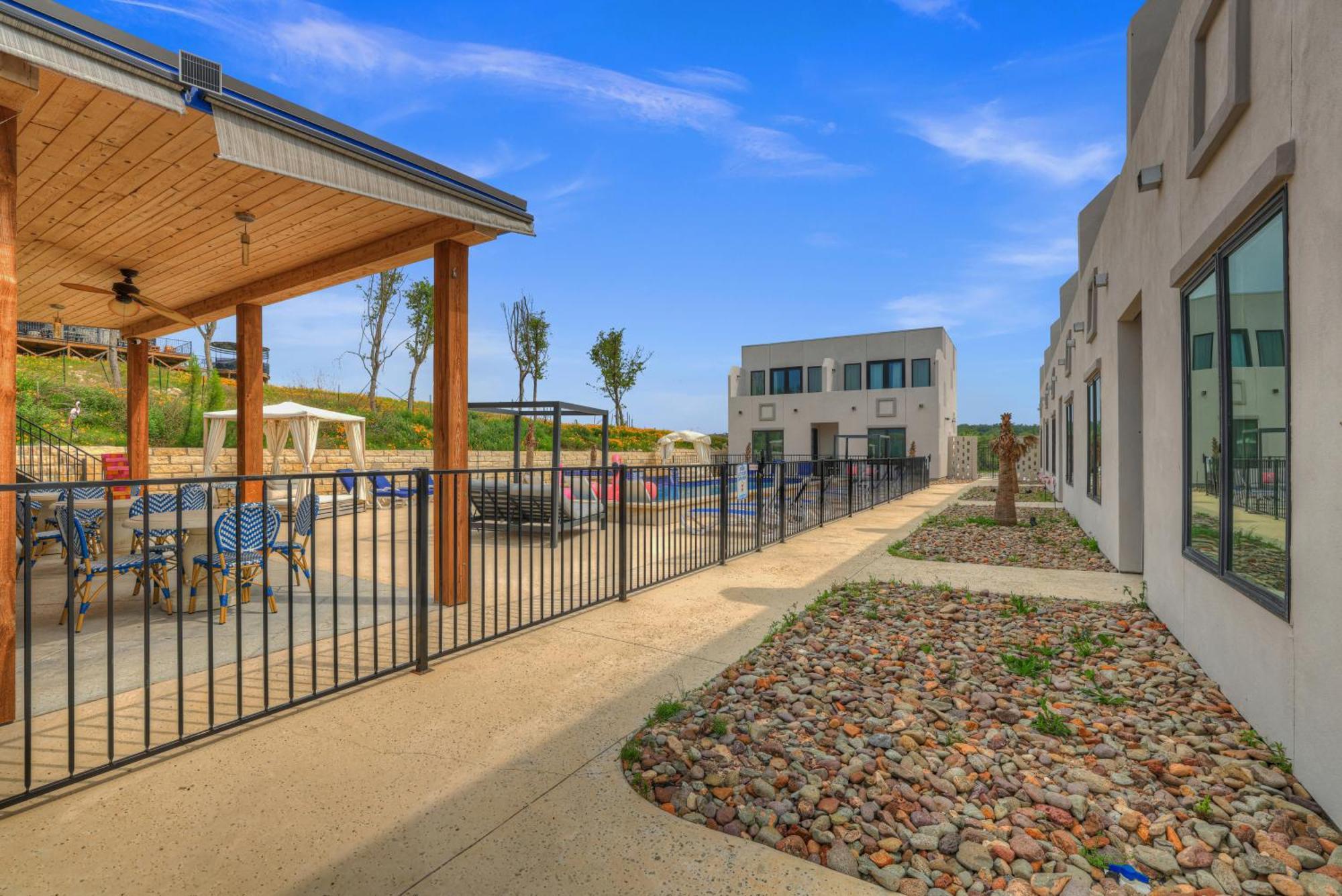 9-Popeye-2Nd Floor-Pool View Villa Johnson City Exterior photo